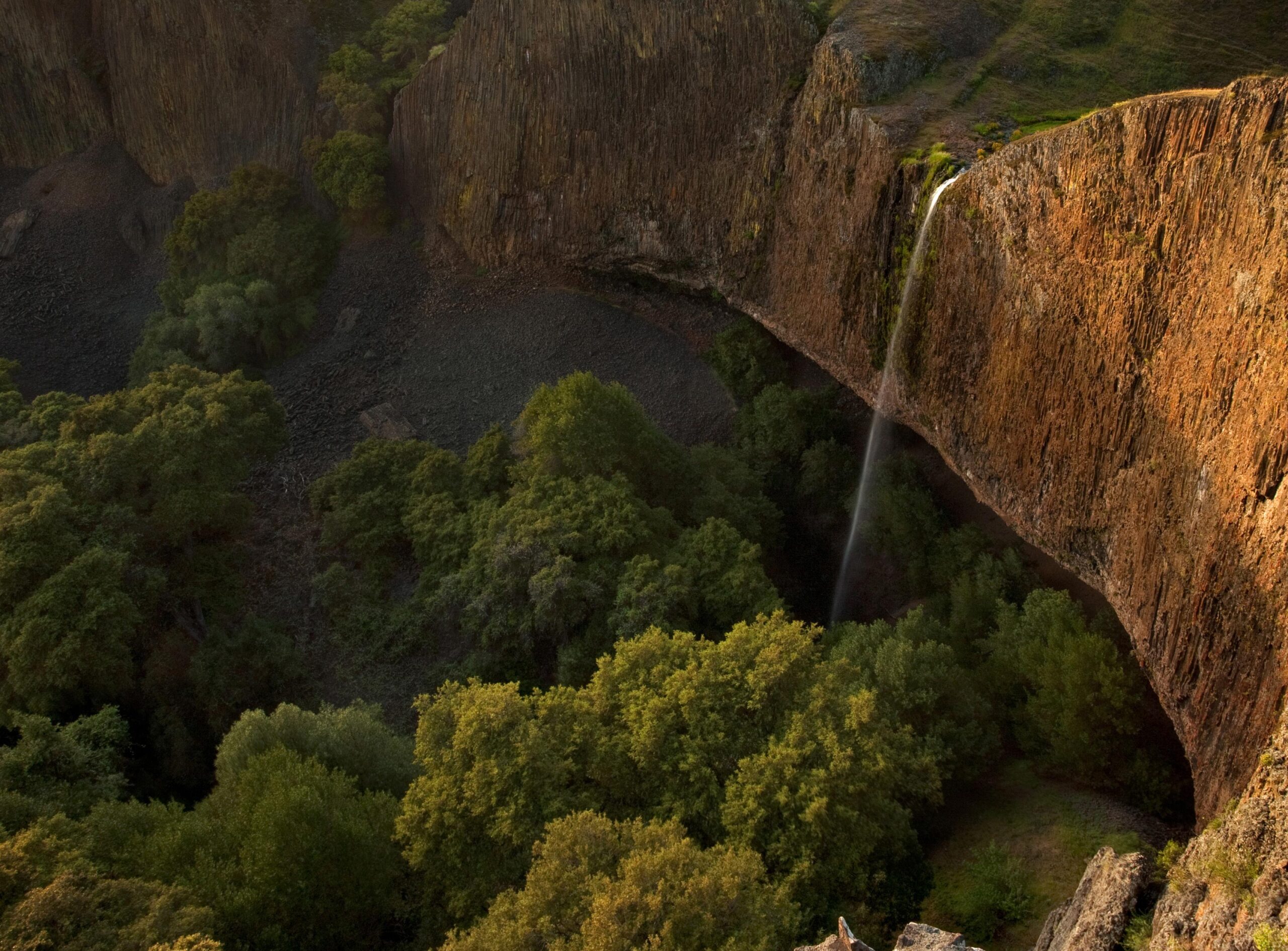 waterfall-bg